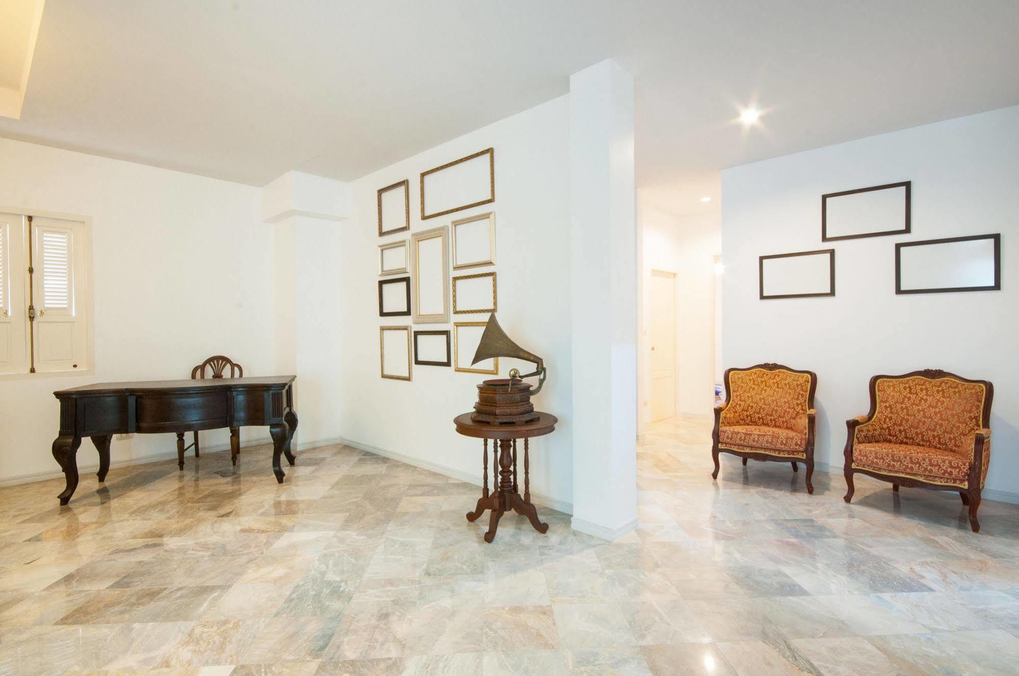 Dharasom' S Colonial House Hotel Bangkok Bagian luar foto