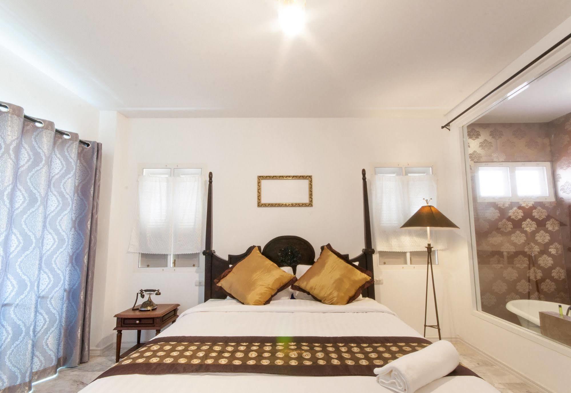 Dharasom' S Colonial House Hotel Bangkok Bagian luar foto